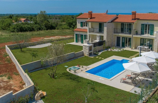 Villa con piscina privada en una ubicación tranquila con jardín y parrilla