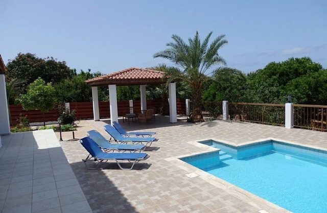 Villa con piscina privada y vistas al mar.