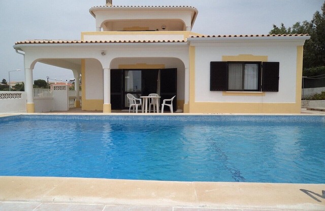 Villa con piscina y campo de tenis privados con vistas al mar