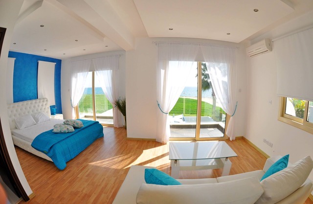 Villa con piscina privada junto al mar