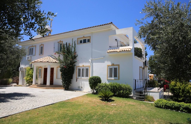 Villa con piscina privada y vistas al mar impresionantes panorámicas