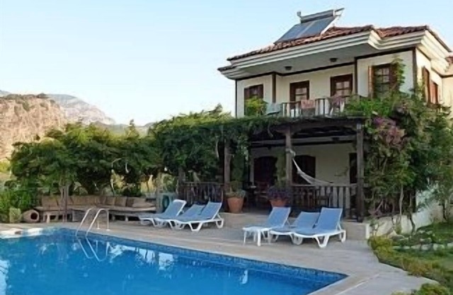Villa con piscina privada, jardines y vistas a la montaña