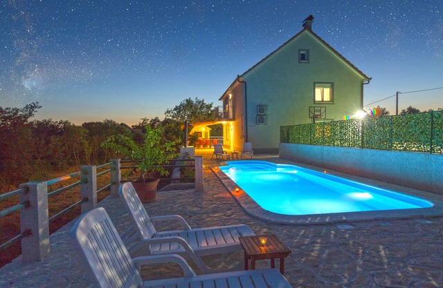 Villa with private pool and tennis playground without neighbours for 12 people