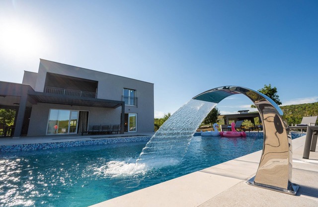 Villa with private pool, jacuzzi and table tennis