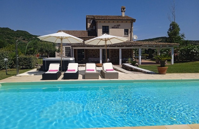 VILLA EXCLUSIVA CON PISCINA PRIVADA E HIDROMASAJE JACUZZI A SFIORO-ALGHERO