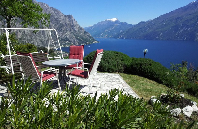 Villa con piscina privada y un lago sin obstáculos y vistas a la montaña