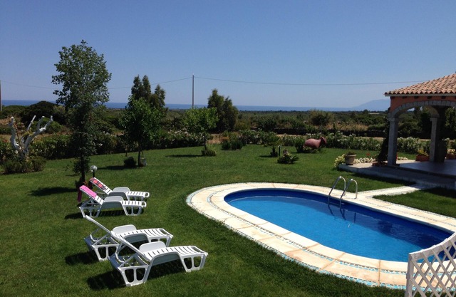 Villa con piscina privada, amplio jardín, todo con vista al mar.