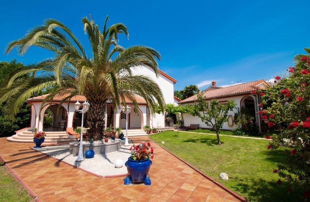 VILLA WITH PRIVATE POOL & LARGE GARDEN IN POREC