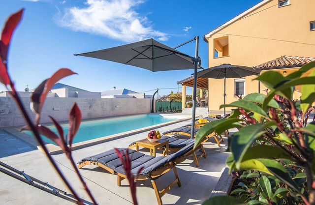 Villa con piscina privada, parque infantil, WiFi, aire acondicionado, barbacoa