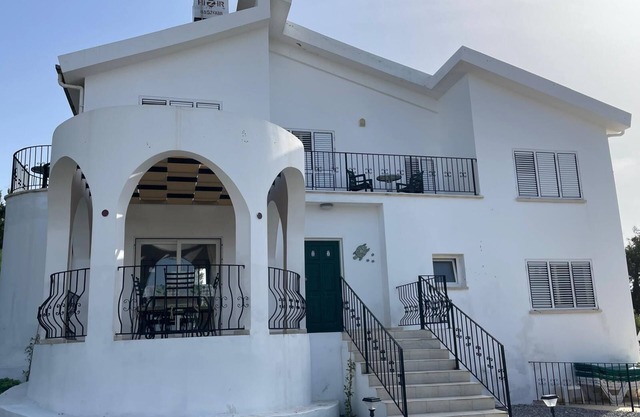 Villa con piscina privada, zona tranquila del pueblo, vistas a la montaña y al mar.