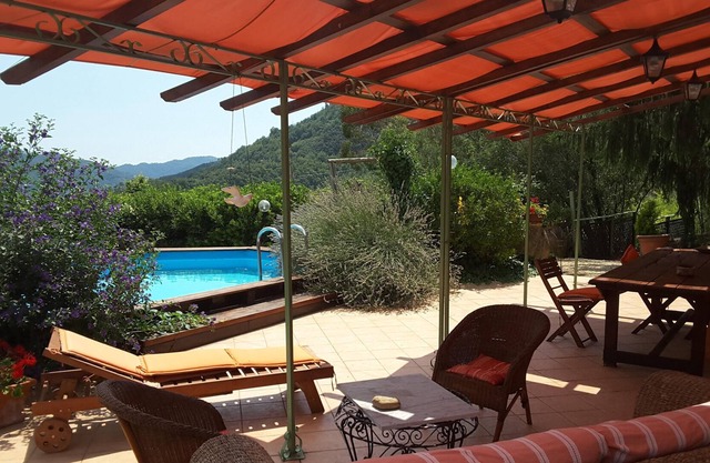Villa con piscina privada, rodeada de naturaleza, a pocos km del mar.