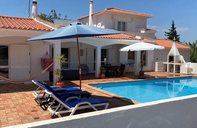 Bonito chalet con piscina privada, terraza, jardín y parque infantil