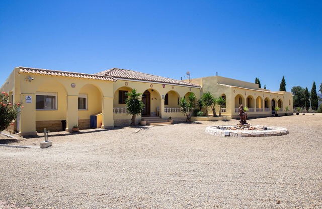 Villa con cancha de tenis privada y enormes jardines y vistas a la montaña.