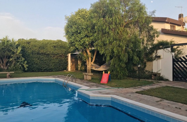 Villa con piscina cerca del mar.