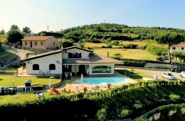 Villa con piscina y jardin
