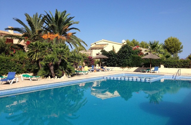Villa con vistas al mar ya la montaña y piscina comunitaria.