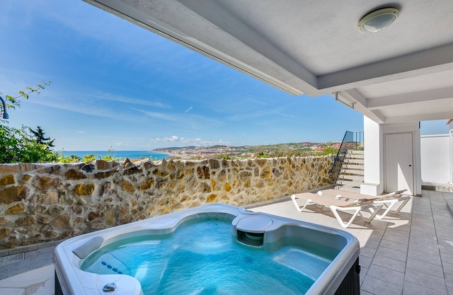 Villa moderna con espectaculares vistas al mar y vistas a la playa, ducha al aire libre y jacuzzi