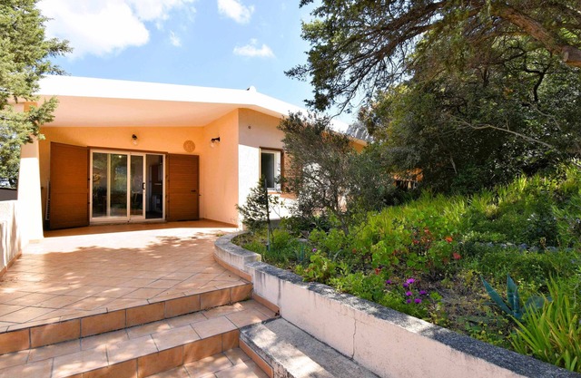 villa con vistas al mar en una residencia (Rena Majore)