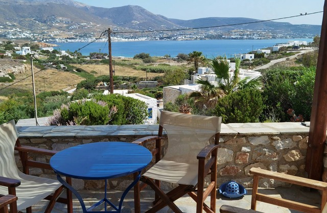 Casa de lujo con vistas a la bahía de Parikia y piscina, playa a poca distancia