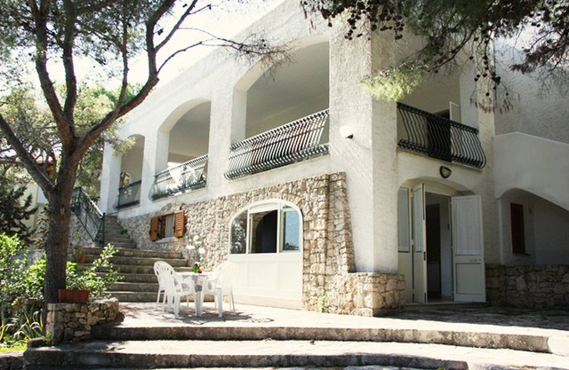 Villa con vistas al mar en Gallipoli. Amplio jardín con terraza y parrilla.