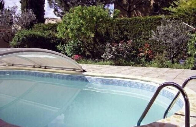 Villa con piscina segura, zona tranquila, muy buenas comodidades