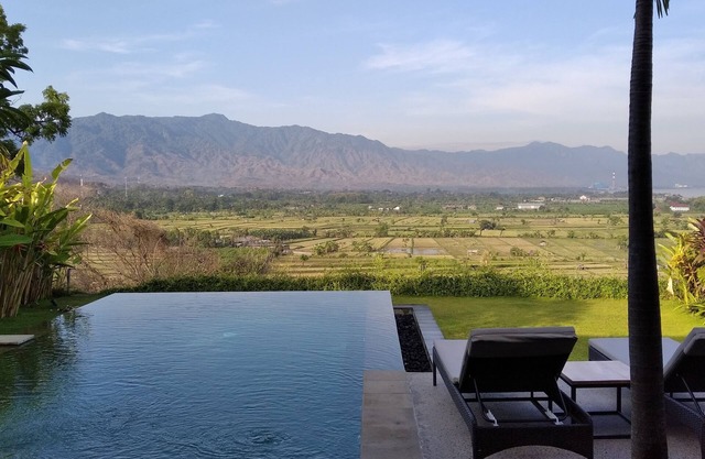 Villa with sunset sea view and jacuzzi - 700m from the beach!