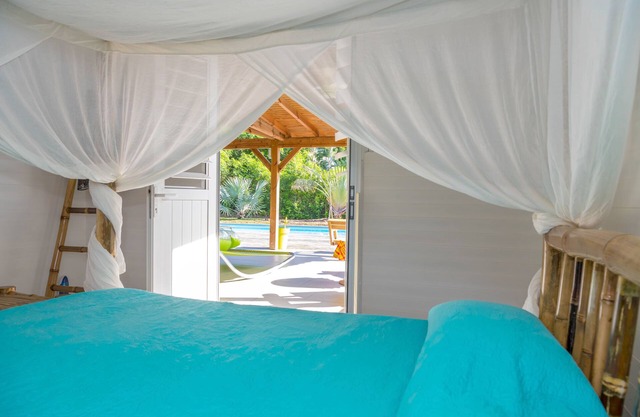 Villa with superb pool in quiet location