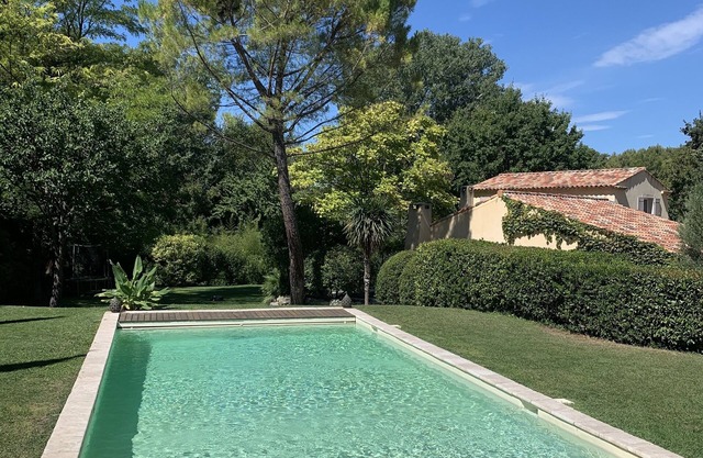 Villa with swimming pool, in the heart of the Aix countryside