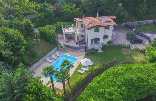Villa with swimming pool, breathtaking view, pets allowed, for families