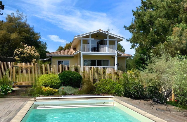 Villa with swimming pool 2 min walk from the beach