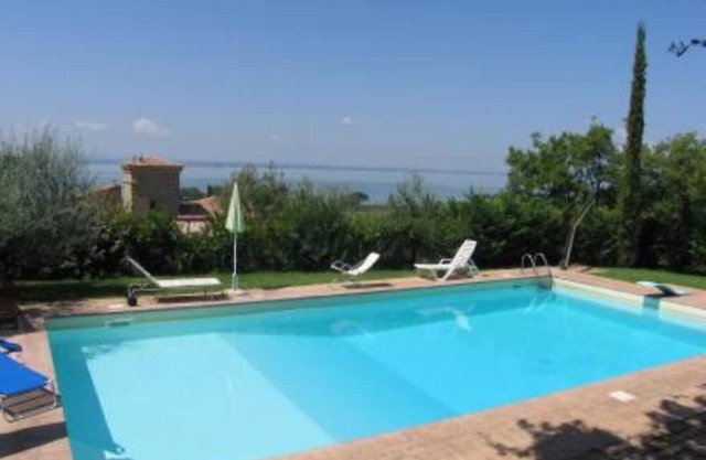 Villa con piscina y jardin - San Feliciano
