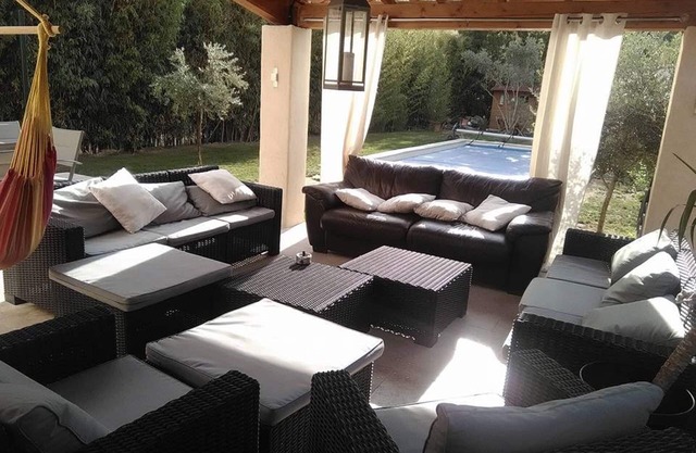 villa con piscina en el corazón de un pueblo atípico