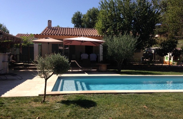 Villa con piscina en el corazón de la Provenza verde