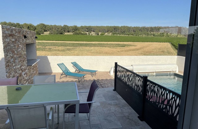Villa with swimming pool, 20 minutes from the sea.