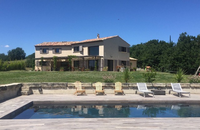 Villa con piscina rodeada de naturaleza.