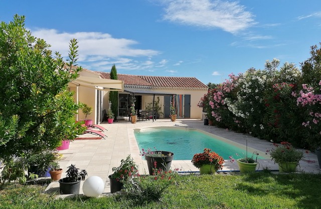 VILLA WITH SWIMMING POOL NEAR THE VILLAGE CENTER