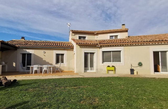 Villa with swimming pool - "At the foot of the Luberon"