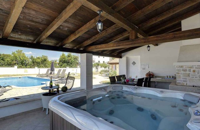 Casa vacacional con piscina y jacuzzi
