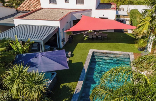 Villa with swimming pool and Jacuzzi, ideal for families, beach 10 min away, residential