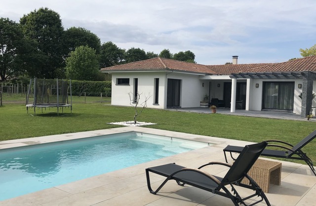 Villa with swimming pool and petanque court: large exterior not overlooked