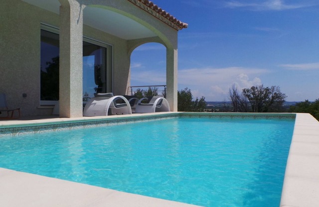 Villa con piscina y vistas panorámicas