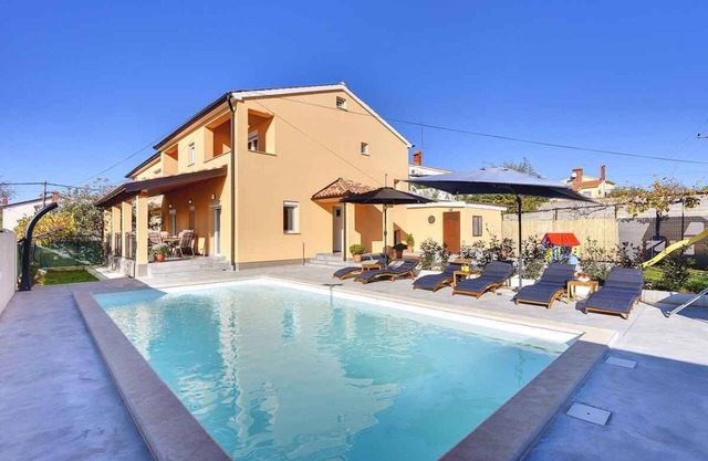 Casa vacacional con piscina y parque infantil