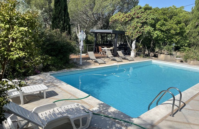 Villa with swimming pool on the outskirts of Nîmes, 10 minutes from the Arena