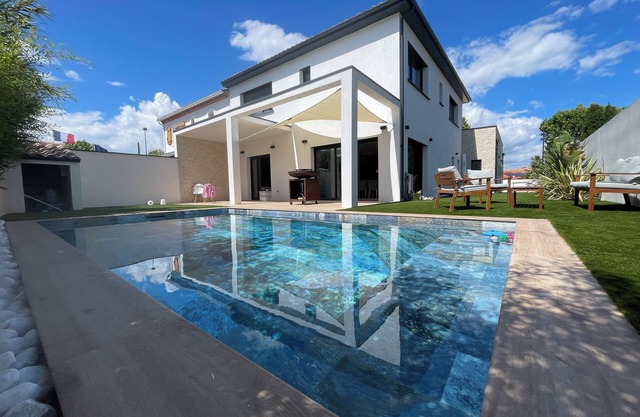 Villa with swimming pool close to the beach and streetcar.