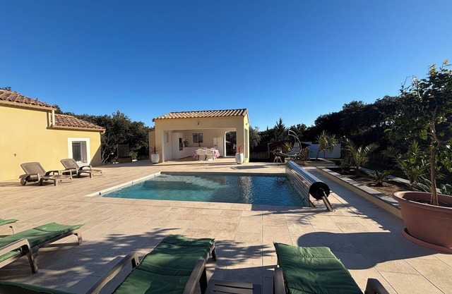 Villa with swimming pool, pool house, air conditioning