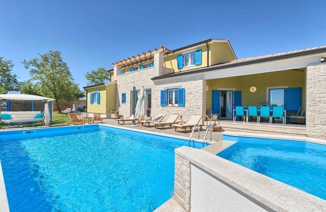 Casa vacacional con piscina, sauna y parque infantil