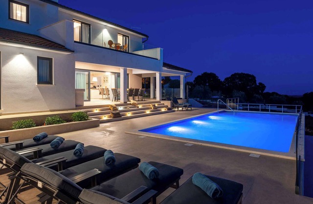 Villa with air conditioning and pool