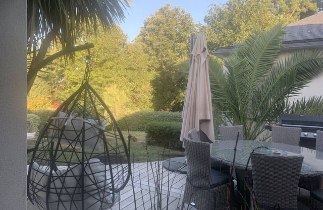 Villa con terraza y patios.