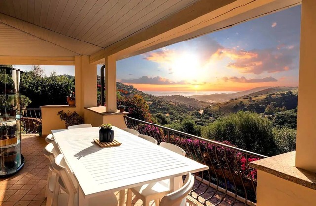 Villa con terraza con vistas al mar