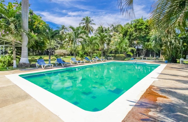 Villa con terraza, piscina compartida y jardines comunitarios - a pie de playa!